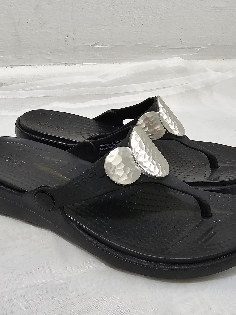 Crocs Women'sBlack/SilverThong WedgeSlip On Sandals Logo Synthetic Size US 8 UK6 - Picture 2 of 9